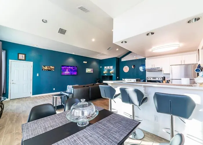 Modern Right Next To Pool And Amenities Apartment *