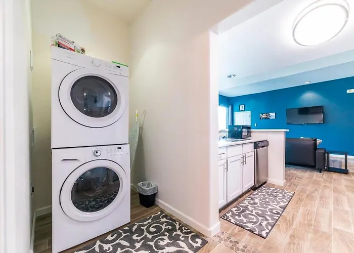 Modern Right Next To Pool And Amenities Apartment Coolidge