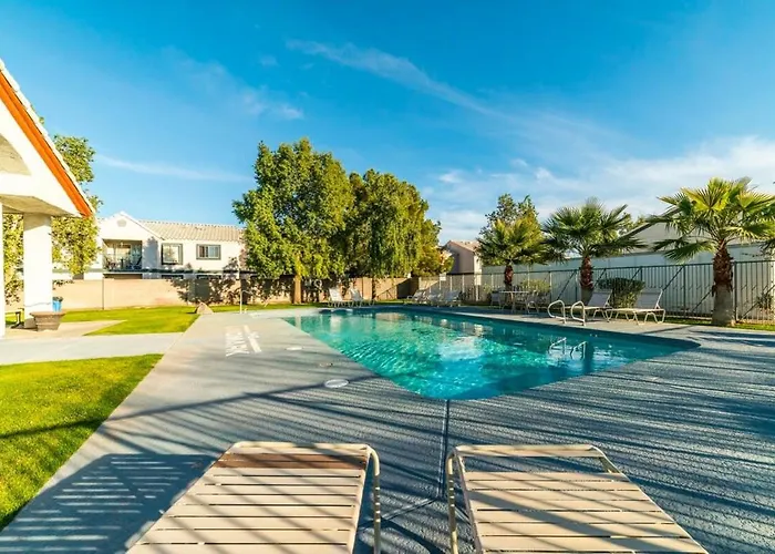 Modern Right Next To Pool And Amenities Apartment