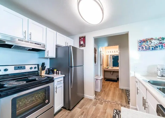 Apartment Modern Right Next To Pool And Amenities *