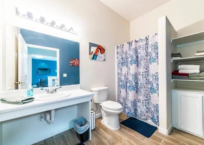 Modern Right Next To Pool And Amenities Apartment *